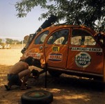 raid Afrique 1973 la 2CV orange change de roues