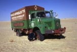 raid Afrique 1973  resserrage de roue au milieu désert