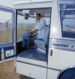 Un technicien Berliet présente l'espace conduite du Cruisair 4