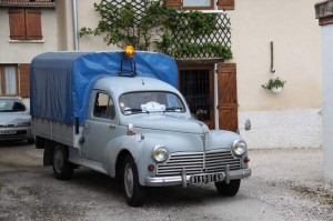 Dans la cour de l'auberge : Peugeot camionnette 203 de 1952